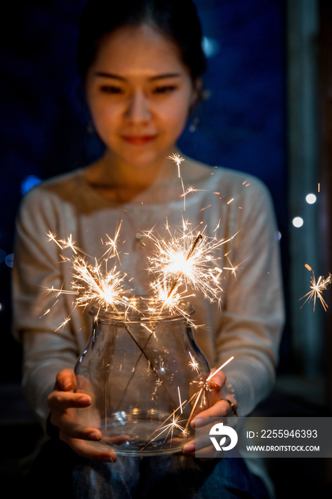 青年女人放烟花