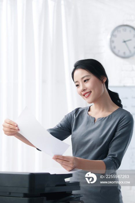 青年商务女人在办公