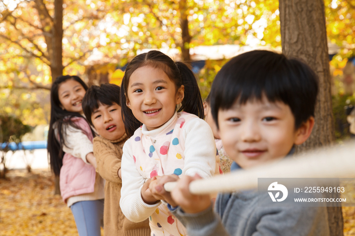 小学生在拔河比赛