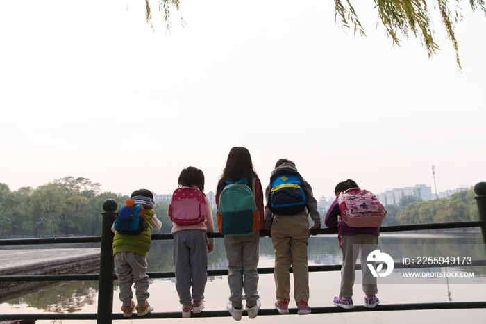 小学生在户外玩耍