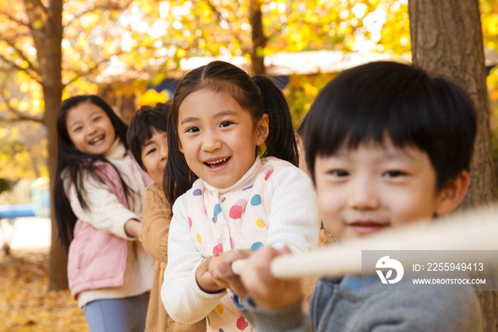 小学生在拔河比赛