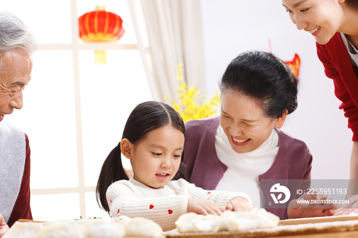 快乐家庭过新年包饺子