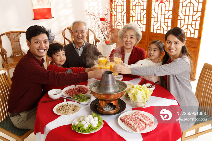 幸福家庭过年吃团圆饭