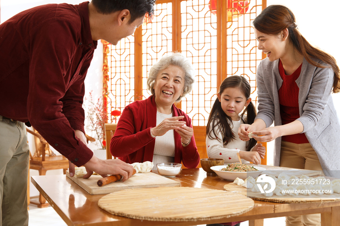 幸福家庭过年包饺子