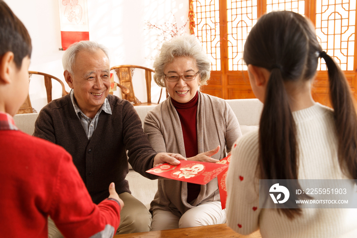 祖父母过年给孙子孙女压岁钱