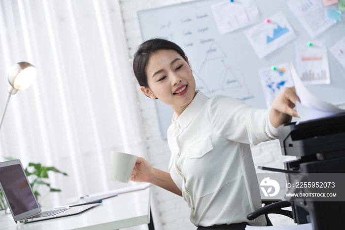 青年商务女人在办公