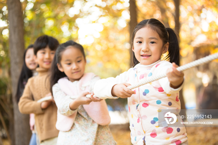 小学生在拔河比赛