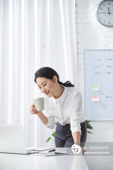 青年商务女人使用笔记本电脑办公