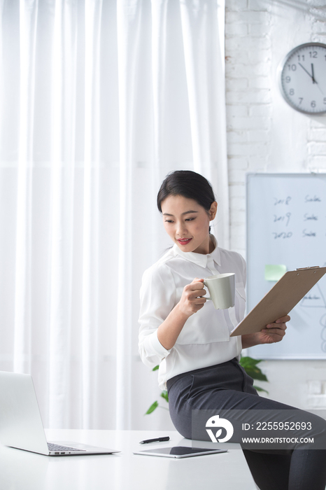 青年商务女人使用笔记本电脑办公