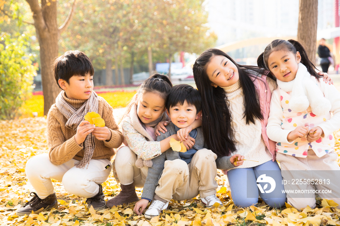 可爱的男孩女孩在户外玩耍