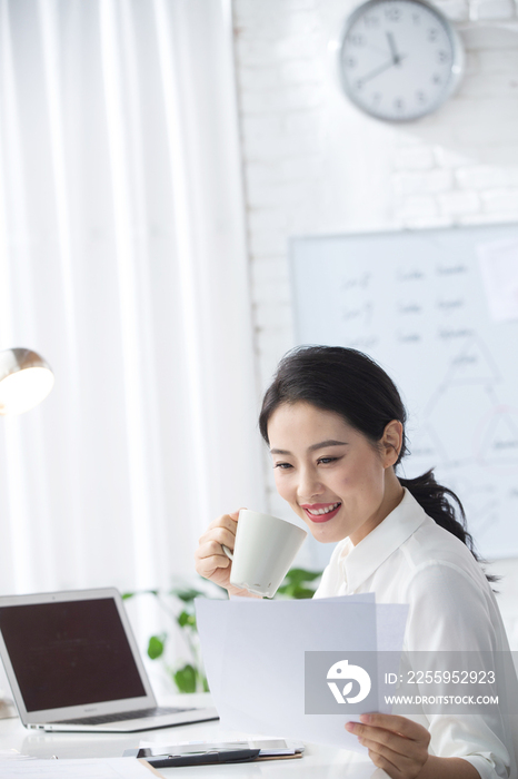 青年商务女人在办公