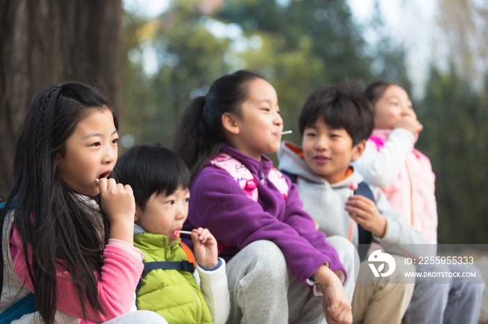 可爱的男孩女孩在户外玩耍