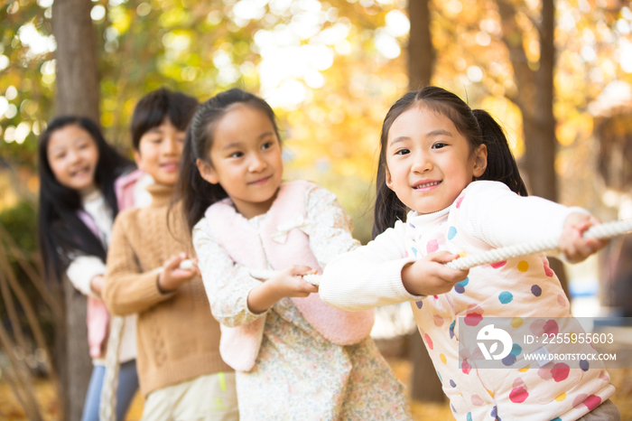 小学生在拔河比赛