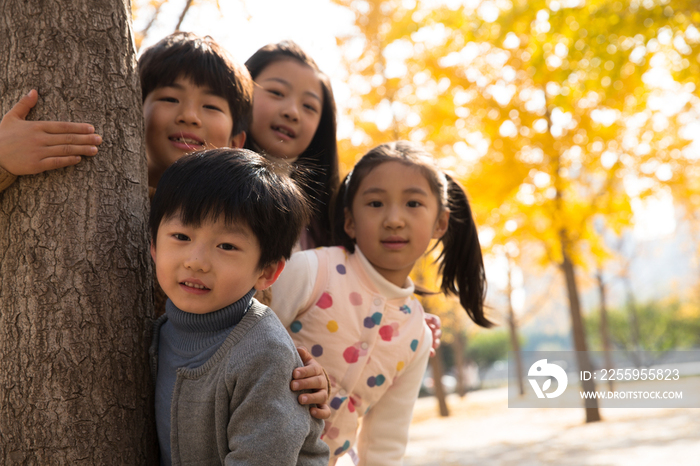 欢乐的男孩女孩在户外玩耍