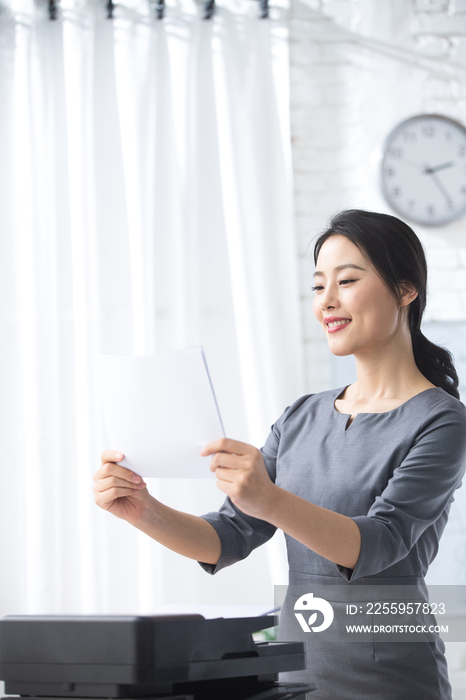 青年商务女人在办公