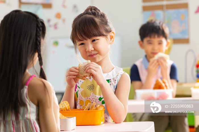 幼儿园小朋友用餐