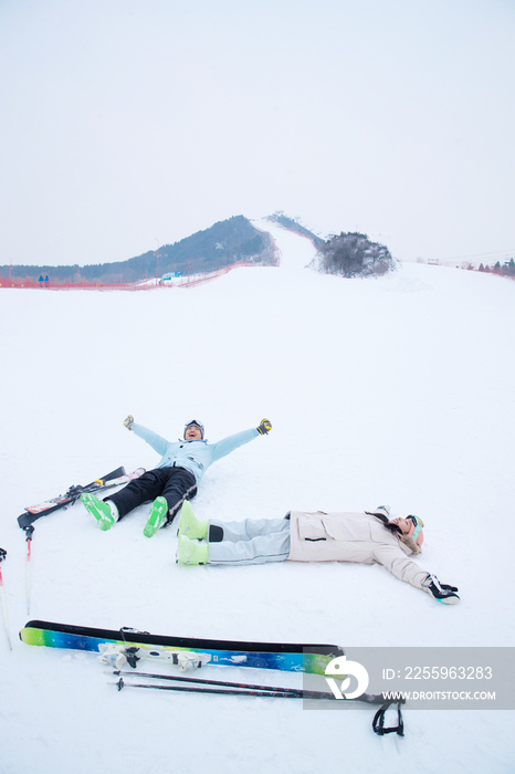 青年伴侣放松的躺在雪地上