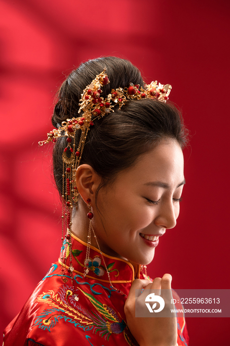 漂亮的中式新娘闭着眼睛偷笑