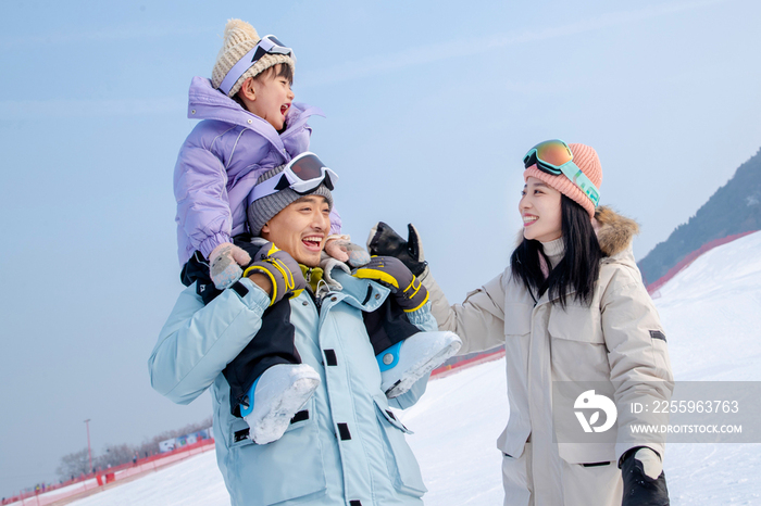 滑雪场上快乐玩耍的一家三口