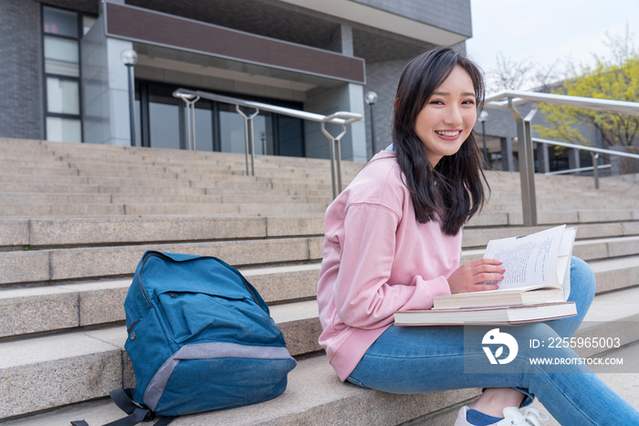 大学生在校园里学习