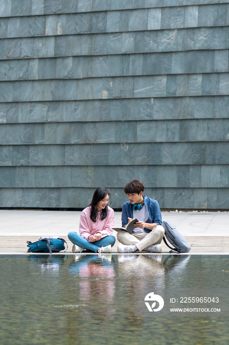 大学生情侣在校园里学习