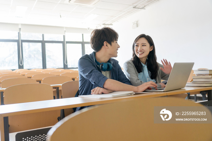 大学生在教室里学习