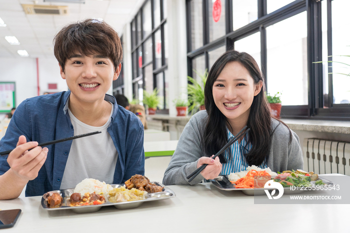 大学生在食堂里用餐