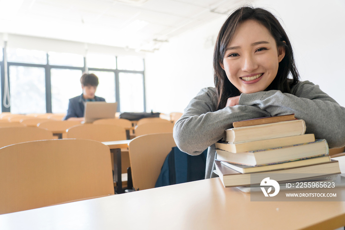 大学生在教室里学习