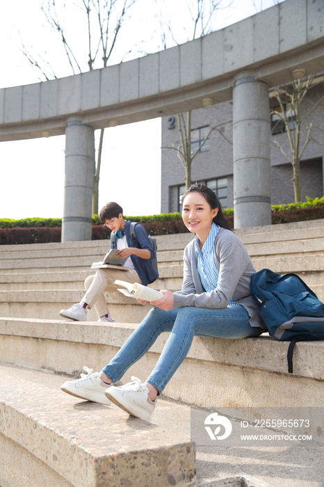 大学生在校园里学习