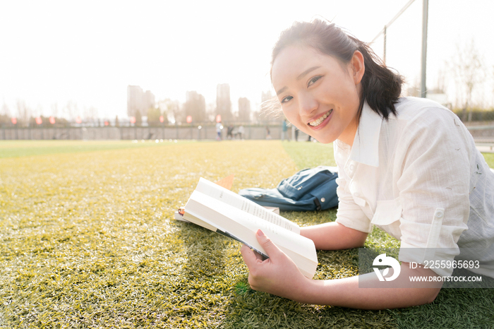 青年女大学生在校园里学习