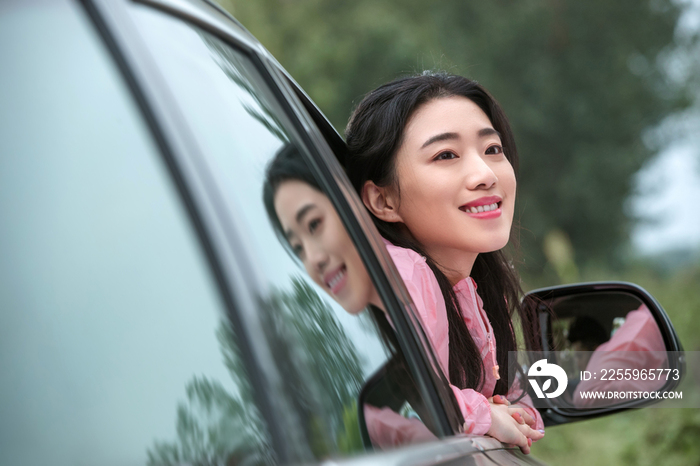 青年女人坐在车里