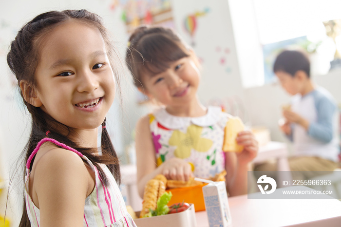 幼儿园小朋友用餐