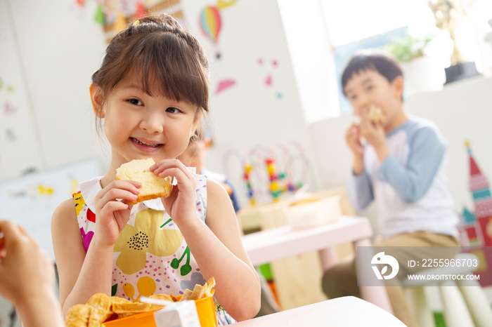 幼儿园小朋友用餐