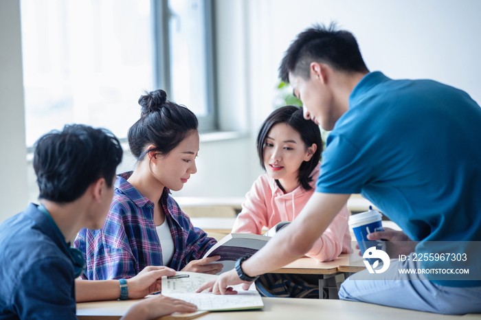 大学生在教室内交流学习