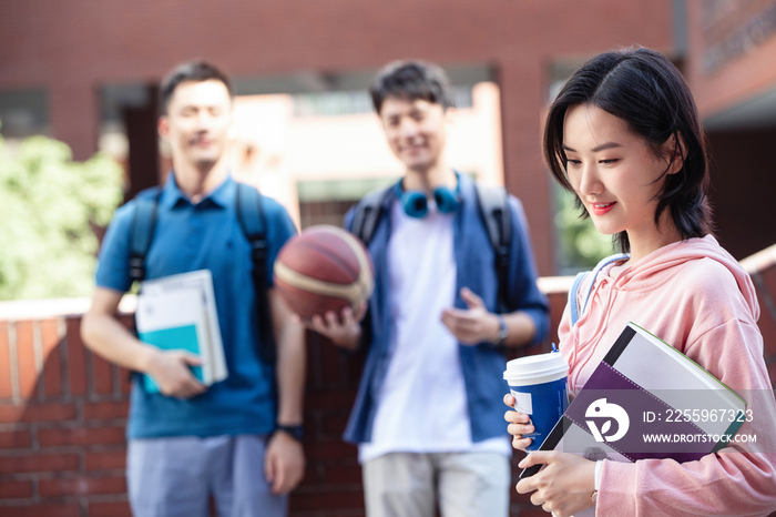 刚下课的大学生在校园里