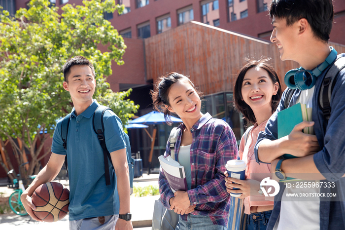 准备去上课的大学生情侣在校园里