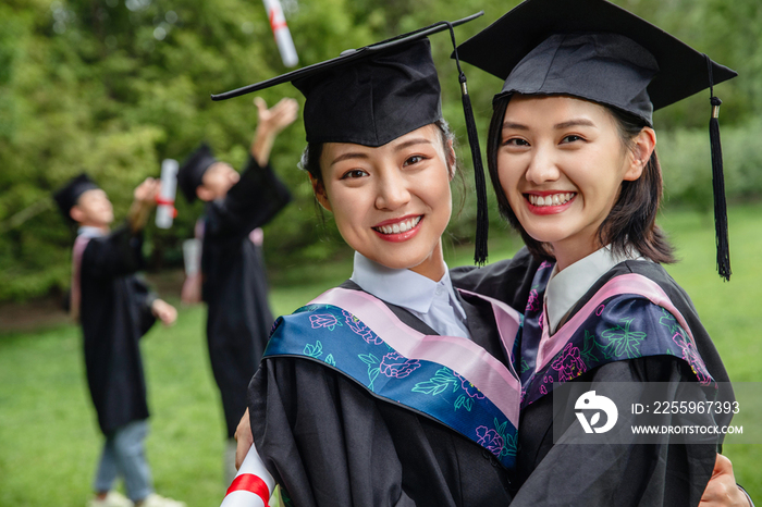 户外穿着学士服的大学生们