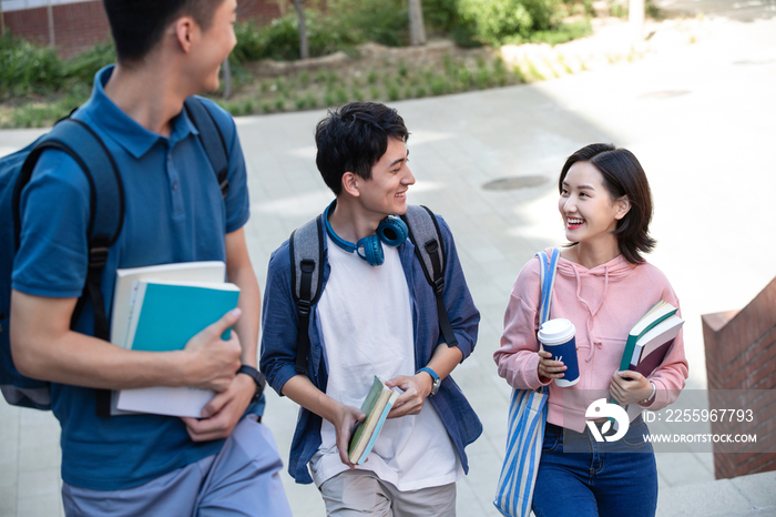 下课后的大学生在校园里