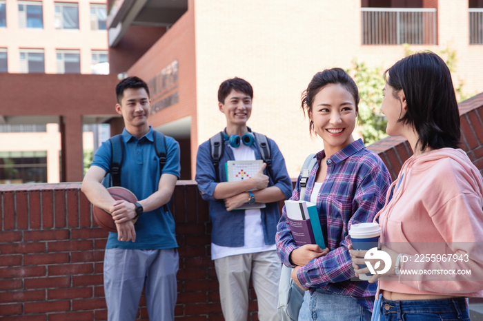 刚下课的大学生在校园里