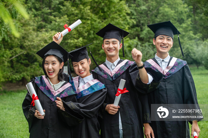 户外穿着学士服的大学生们