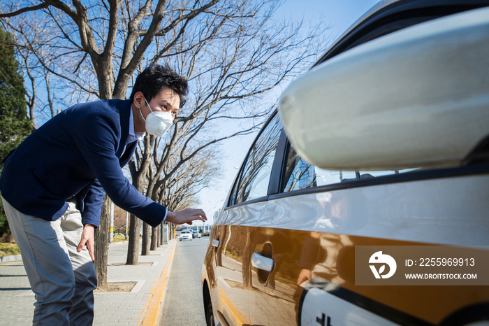 青年男人路边打出租车