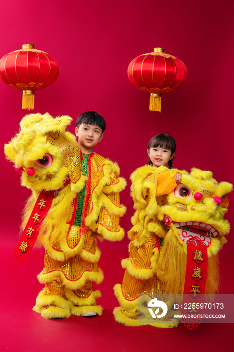 欢乐的男孩女孩舞狮庆祝新年