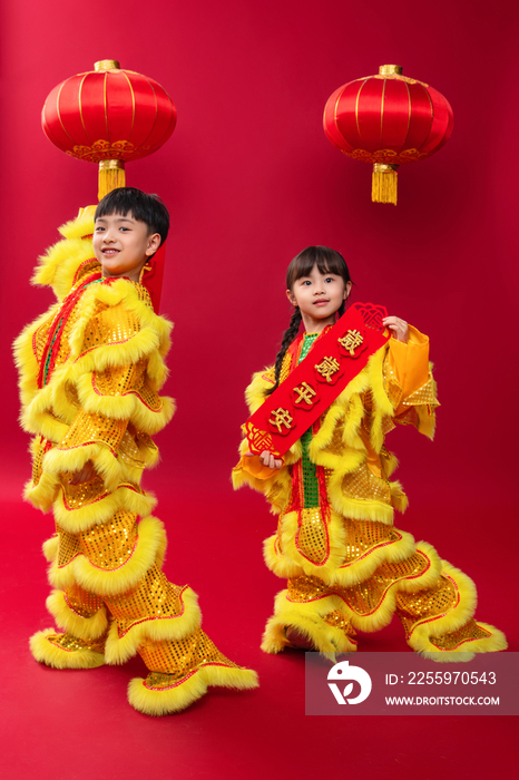 欢乐的男孩女孩舞狮庆祝新年