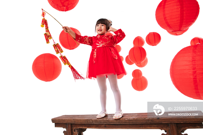 新年放鞭炮的快乐小女孩