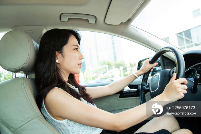 生气的青年女人开车