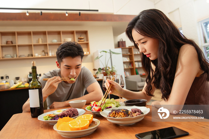 年轻夫妇在家用餐