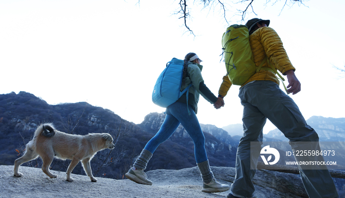 户外登山的青年伴侣