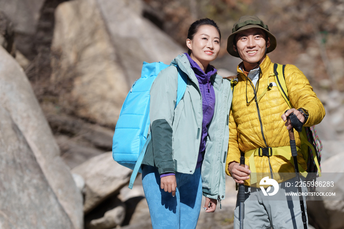 户外徒步旅行的青年伴侣