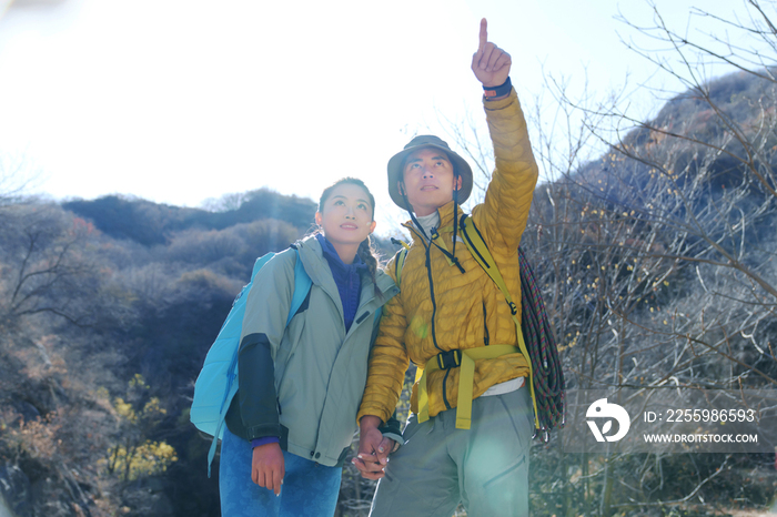 户外徒步旅行的青年伴侣