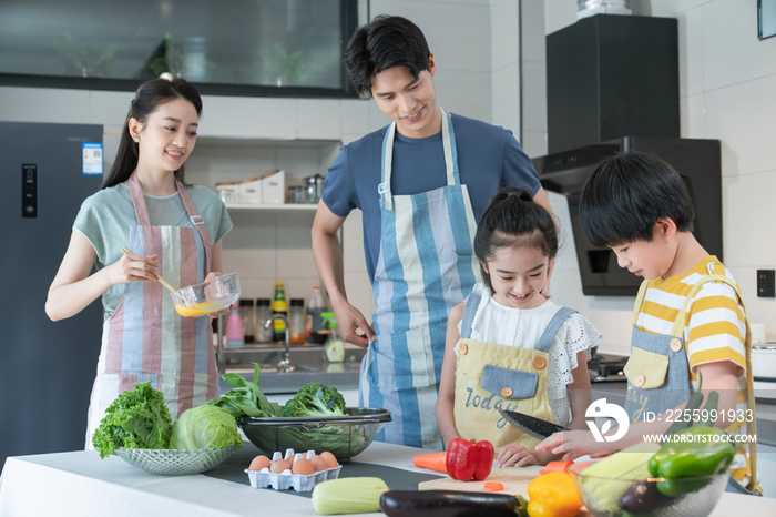 年轻父母教孩子学做饭